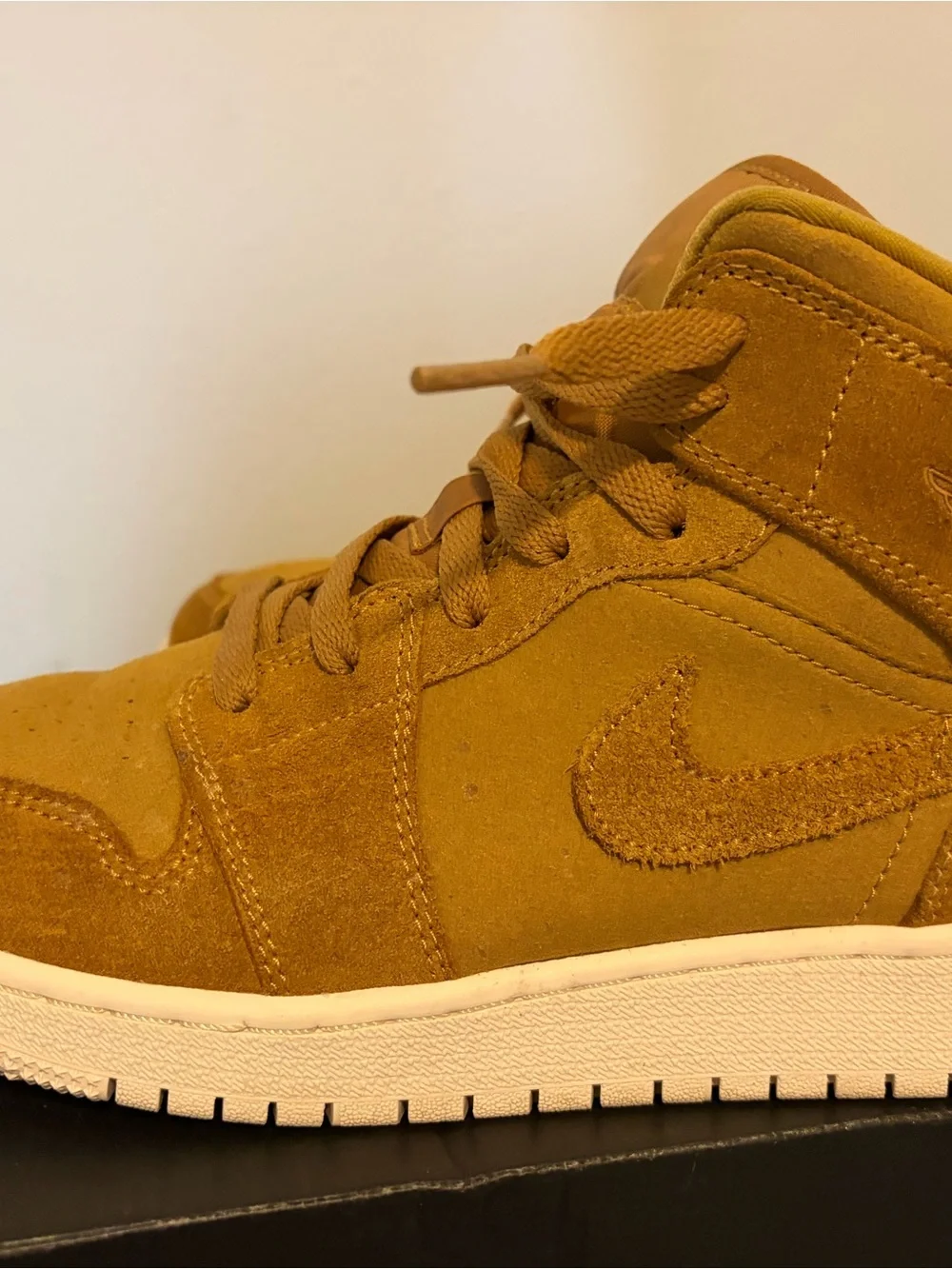 Jordan 1 Mid Wheat